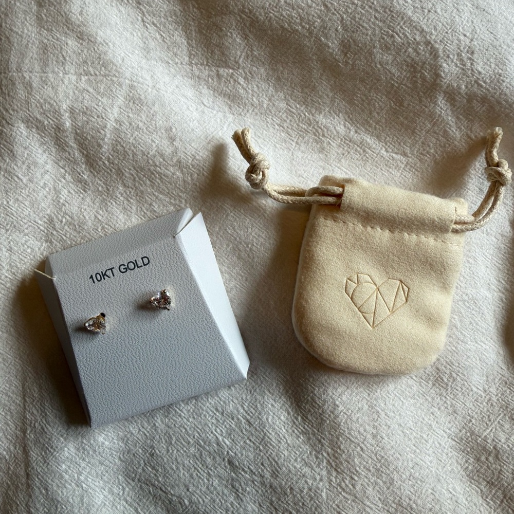 10KT Gold Heart Stud Earrings - Cream Pouch Included